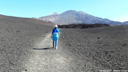 Panorama sur les sommets jumeaux du Teide enneigé (gauche) et du Pico Viejo (au centre) prise en direction de l'Est depuis un champ de scories basaltiques dans le secteur de Samara (Tenerife, Canaries)