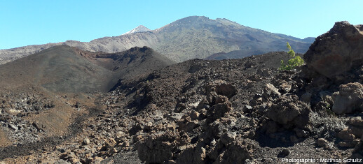 Panorama sur les sommets jumeaux du Teide enneigé (gauche) et du Pico Viejo (au centre) prise en direction de l'Est depuis une zone de coulées scoriacées de type aa dans le secteur de Samara (Tenerife, Canaries)