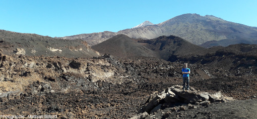 Panorama sur les sommets jumeaux du Teide enneigé (au centre) et du Pico Viejo (à droite) prise en direction de l'Est depuis une zone de coulées scoriacées de type aa dans le secteur de Samara (Tenerife, Canaries)