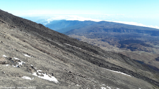 Panorama de la caldeira de Las Cañadas depuis les pentes Sud du Teide, vue depuis le sommet du téléphérique, en direction de l'Est, des monts Anaga et de l'océan au loin, ile de Tenerife (Canaries)