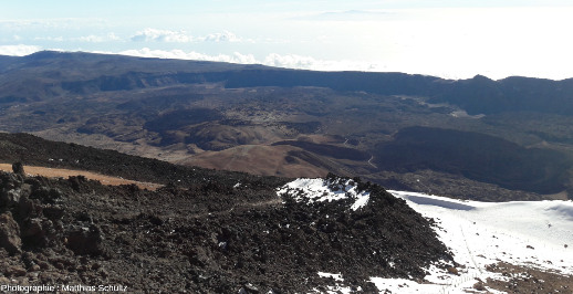 Panorama de la caldeira de Las Cañadas depuis les pentes Sud du Teide (photographie prise au sommet du téléphérique, en direction du Sud-Est), ile de Tenerife (Canaries)