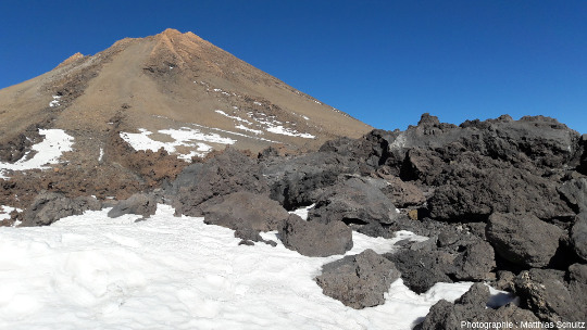 Le sommet du Teide (3 715 m d'altitude) vu depuis la gare d'arrivée du téléphérique / Mirador del Teide, environ 160 m sous le sommet côté Sud-Est, ile de Tenerife (Canaries, Espagne)