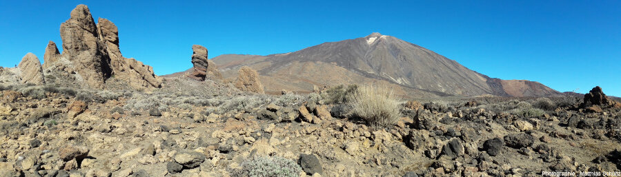 Panorama du sommet du Teide vu depuis le secteur de Roques de Garcia au Sud-Ouest, ile de Tenerife (Canaries, Espagne)