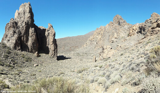 Dykes et necks phonolitiques complexes dégagés par l'érosion des dépôts volcano-sédimentaires du secteur de Roques de Garcia, formant des rochers ruiniformes spectaculaires, ile de Tenerife (Canaries)