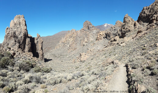 Dykes et necks phonolitiques complexes dégagés par l'érosion des dépôts volcano-sédimentaires du secteur de Roques de Garcia, formant des rochers ruiniformes spectaculaires parfois prismés, ile de Tenerife (Canaries)