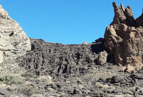Zoom sur la coulée fluide de type pahoehoe de la figure précédente, ile de Tenerife (Canaries, Espagne)