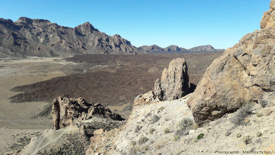 Panorama du fond de la caldeira au Sud-Ouest (secteur de Llano de Ucanca, environ 2 000 m d'altitude, en contrebas du reste de la caldeira qui a une altitude d'environ 2 200 m) vu depuis le secteur de Roques de Garcia, ile de Tenerife (Canaries, Espagne)