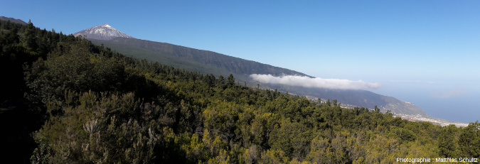 Panorama des pentes Nord de l'ile de Tenerife (vallée de La Orotava) dominées par le sommet enneigé du Teide au fond à gauche