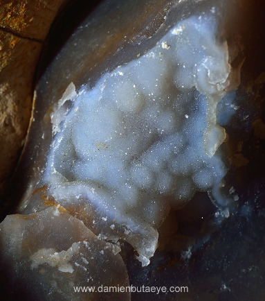 Un silex géodique visible dans la grotte du Foulon