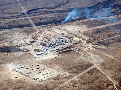 Usine et brulage du gaz dans le Bassin permien (Nouveau-Mexique)