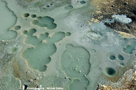 Cratères et bulles dans une solfatare à Theistareykir, Islande