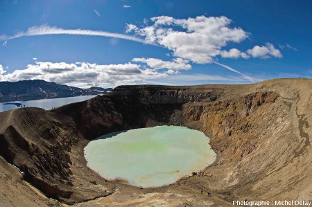 Le Viti, lac de cratère formé en 1875 à l'intérieur de la caldeira d'Askja (Islande)