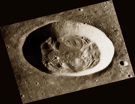 Bessel, 15 km de diamètre, cratère lunaire de morphologie intermédiaire entre cratère simple et cratère complexe