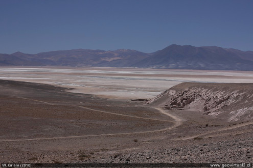 Vue d'une plaine de sels “propres” contenant un peu d'eau liquide en son milieu, salar d'Atacama (Chili)