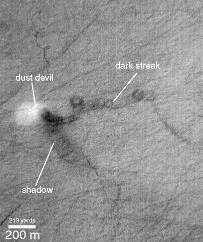 Une tornade "active" photographiée en orbite par MGS le 11 décembre 1999