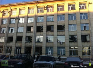 Façade d'un immeuble de la banlieue de Tcheliabinsk dont une grande partie des fenêtres ont été soufflées par le blast