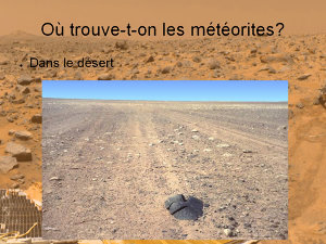 Vue d'une météorite dans le désert