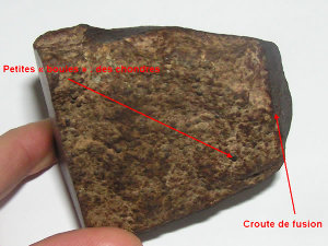 Croûte de fusion et des chondres sur une section de météorite (chondrite)