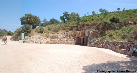 L'esplanade où est située l''une des anciennes entrées de la mine, celle par où rentrent aujourd'hui les visiteurs