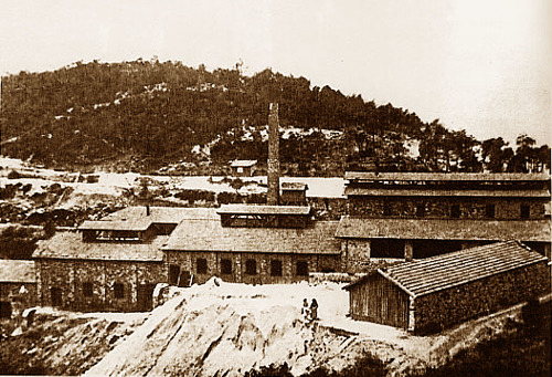 Vue d'époque montrant les installations industrielles de traitement du minerai, après la construction d'une haute cheminée