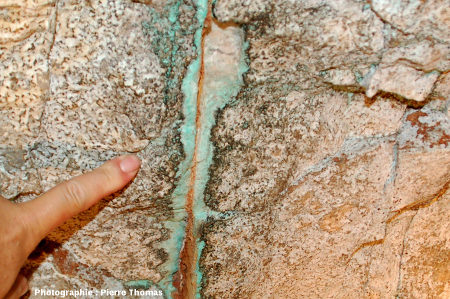 Auréoles diversement colorées de part et d'autre d'une fracture, Mine de Cap Garonne, Le Pradet, Var