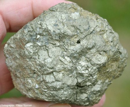 Échantillon ramassé en 1975 dans la carrière Saint Antoine montrant un bloc de pyrite massive