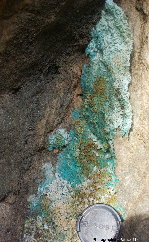 Encroutements de sels de cuivre (probablement des sulfates) ayant cristallisé dans des zones à l'abri de la pluie dans la carrière Saint Antoine