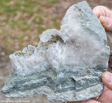 Échantillon de quartz blanc filonien géodique contenant des cristallisations tardives de pyrite et provenant de la mine de Puy-Roux