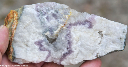 Échantillon de quartz améthyste très tardif provenant de la mine de Puy-Roux