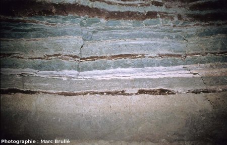 Alternance de marnes vertes, de calcaires blancs, et de calcaires poreux imprégnés d'hydrocarbures (en noir) dans une galerie de la Mine des Rois, Dallet