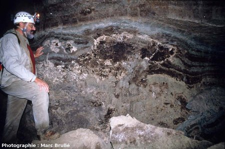 Petits et gros stromatolithes imprégnés d'hydrocarbures dans une galerie de la Mine des Rois, Dallet