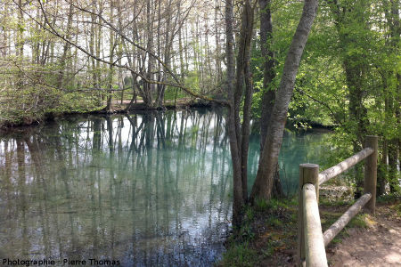 Ruisseau en aval du bassin des Fontenils, caractérisé par une très belle couleur bleue