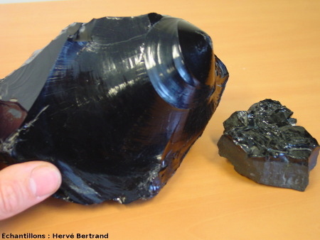 Obsidienne (Hrafntinnuhryggur, Islande) et bordure figée de pillow lava basaltique (ride Est-Pacifique)