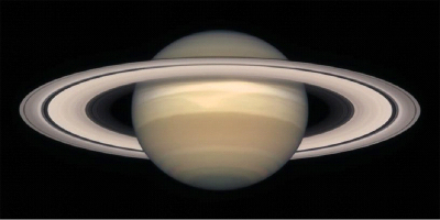Saturne vu depuis l'orbite terrestre (en 1998) par le Télescope Spatial Hubble