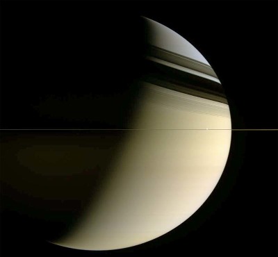 Saturne et ses anneaux photographiés en mars 2006 alors que Cassini se trouve dans le plan équatorial
