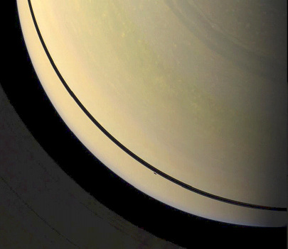 Saturne en avril 2009, 4 mois avant l'équinoxe, alors que Cassini se trouvait largement au-dessus du plan des anneaux