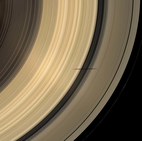 Ombre de Mimas à cheval sur les anneaux A et B de Saturne et la division de Cassini