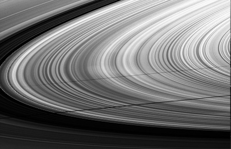 Les anneaux de Saturne rayés par les ombres de deux satellites, Mimas (en bas) et Janus (au centre)
