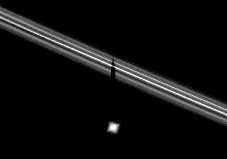 Ombre de Pandore sur l'anneau F de Saturne