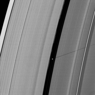 Ombre de Pan, satellite de Saturne, sur la partie interne de l'anneau A