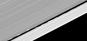 Daphnis, petit satellite de Saturne, interne à la division de Keeler