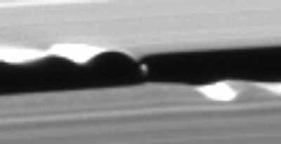 Gros plan en vue très oblique des ondulations engendrées par Daphnis sur les bords de la division de Keeler, dans l'anneau A de Saturne