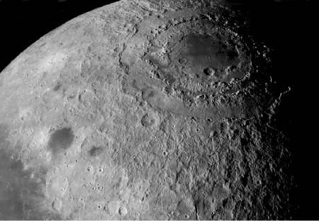 Le bassin de la Mare orientale sur la Lune (diamètre de 950 km)