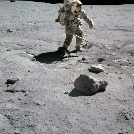Récolte d'échantillons lunaires par John Young, de la mission Apollo 16