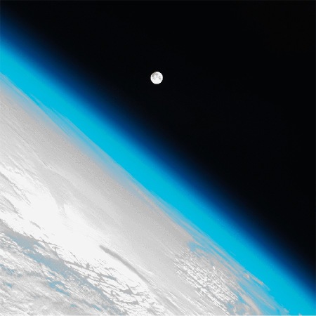 La lune au-dessus de l'atmosphère terrestre photographiée depuis l'ISS le 8 janvier 2012