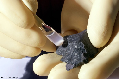 Fragment de la météorite de Murchison en cours d'étude