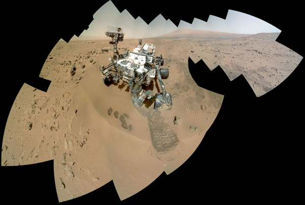 Autoportrait de Curiosity sur le site nommé Rocknest (31 octobre – 1er novembre 2012)