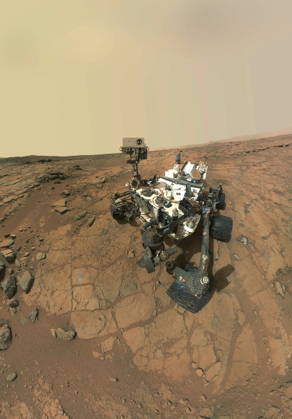 Autoportrait de Curiosity sur le site John Klein (3 février et 10 mai 2013)