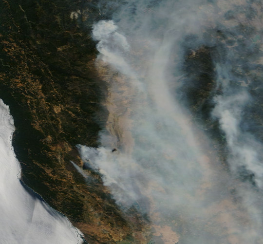 Image satellite des feux de forêt californien records du Mendocino Complex et Carr Fire, le 6 août 2018