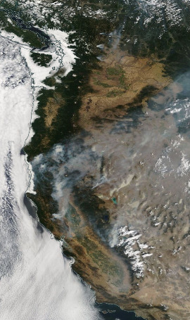 Image satellite à plus vaste échelle des feux de forêt de l'Ouest Américain (chaines des Cascades et des Sierras californiennes), le 1er août 2018